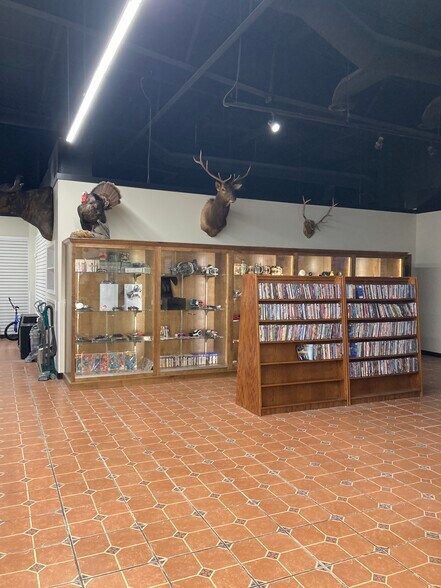 More Photos Of 2715 N Belt Hwy, Saint Joseph Freestanding For Lease