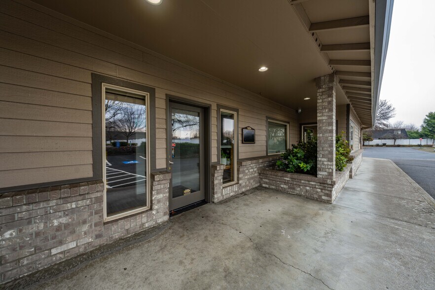 More Photos Of 925 Town Centre Dr, Medford Medical For Lease