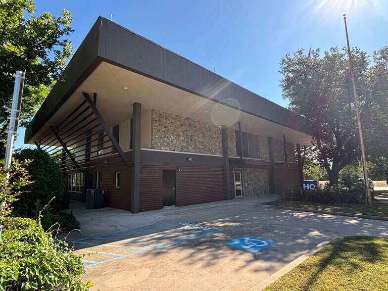 More Photos Of 414 W Parkway St, Denton Loft Creative Space For Sale