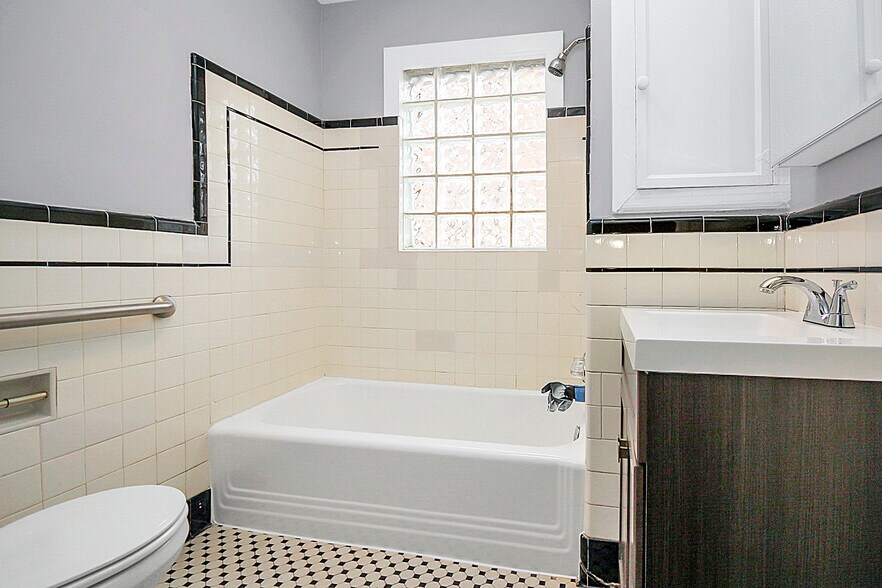 More Photos Of 2220 The Plaza, Charlotte Office Residential For Lease