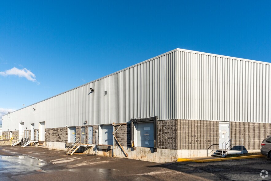 More Photos Of 2500 Rue Jean-Perrin, Québec Unknown For Lease