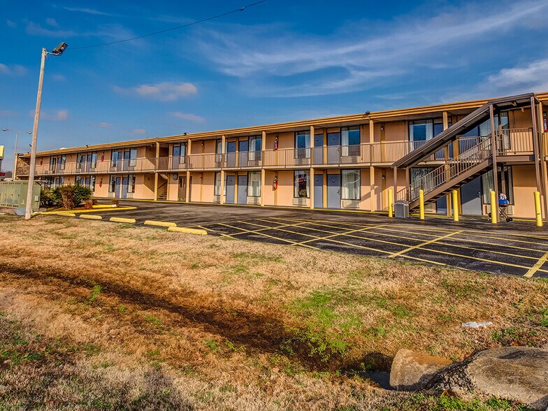 More Photos Of 800 University St, Martin Hotel For Sale