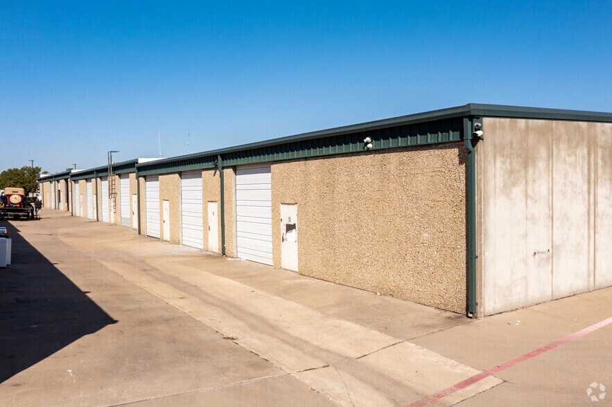 More Photos Of 720 Valley Ridge Cir, Lewisville Showroom For Lease