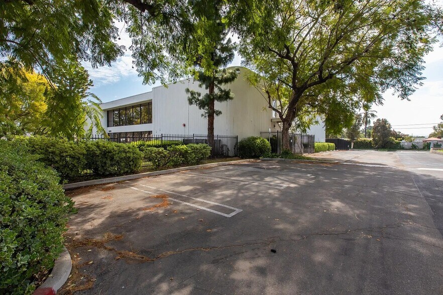 More Photos Of 20500 Nordhoff St, Chatsworth Research And Development For Sale