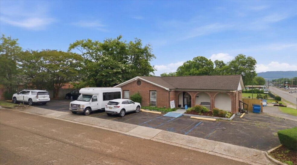 Primary Photo Of 1002 Oakwood Ave NW, Huntsville Office Residential For Lease