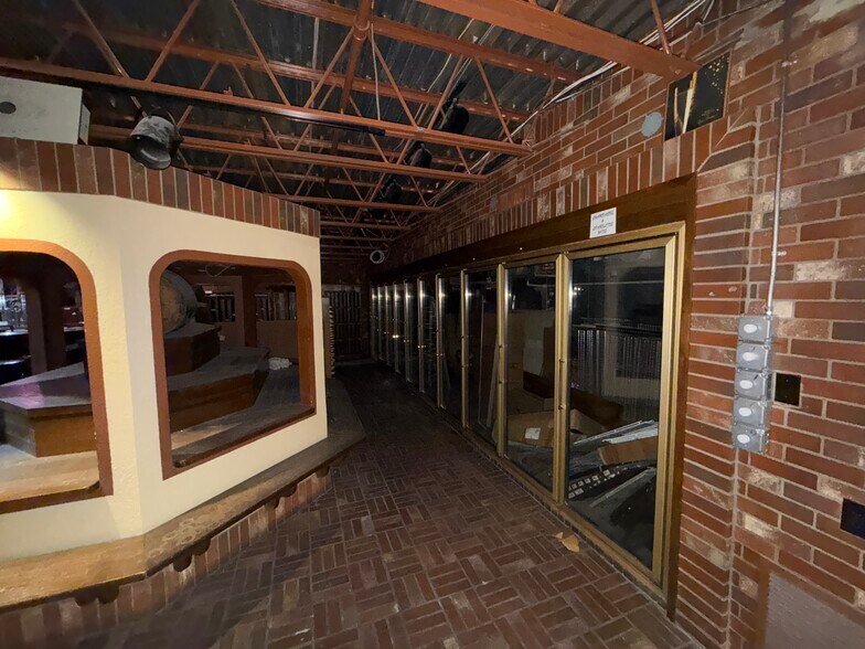 More Photos Of 235 N Country Club, Mesa Freestanding For Lease