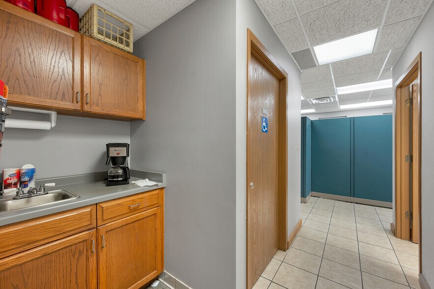 More Photos Of 1725 Suburban Dr, De Pere Manufacturing For Sale