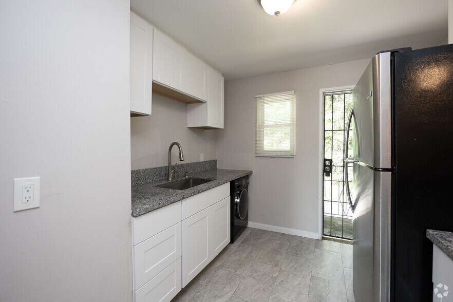 More Photos Of 20 Griffin St, Atlanta Multifamily For Sale
