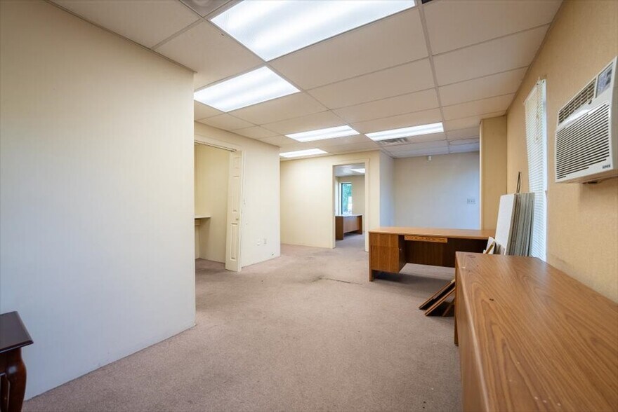 More Photos Of 31 Saint Jacques Ave, Agawam Service For Lease