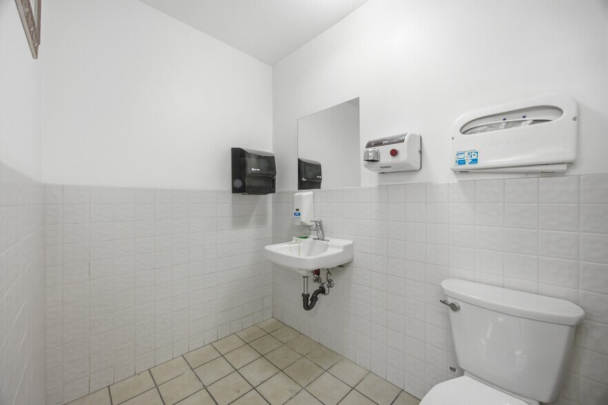 More Photos Of 844 E Sahara Ave, Las Vegas Loft Creative Space For Lease
