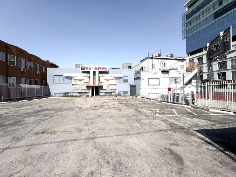 More Photos Of 600 S New Hampshire, Los Angeles Storefront Retail Office For Lease
