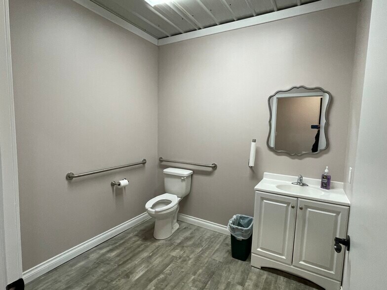 More Photos Of 1655 Plett Rd, Cadillac Office Residential For Lease