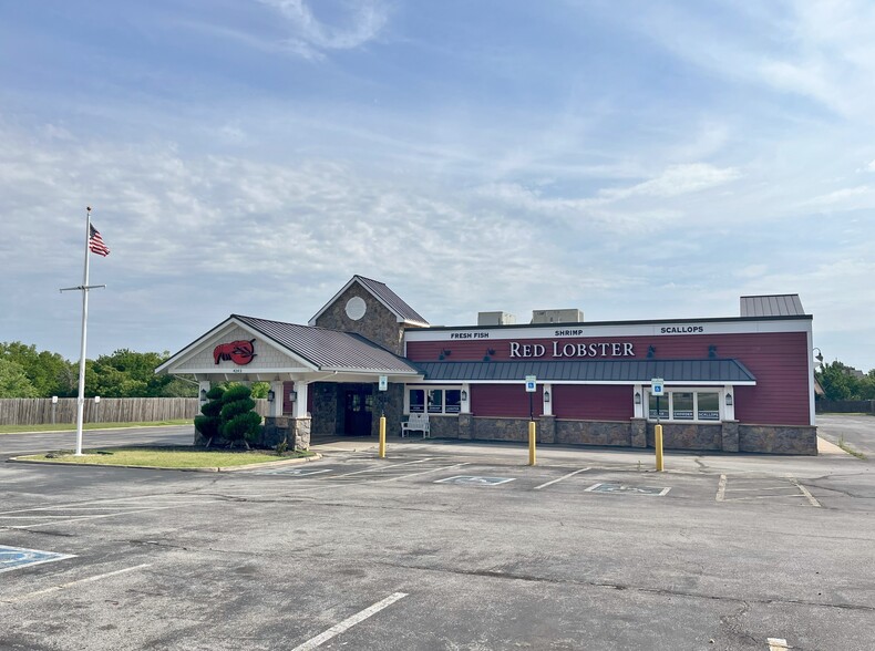 Primary Photo Of 4243 NW Expressway St, Oklahoma City Restaurant For Lease