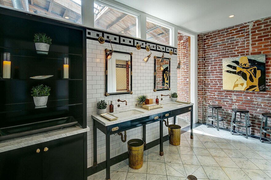 More Photos Of 3921 W Jefferson Blvd, Los Angeles Flex For Lease