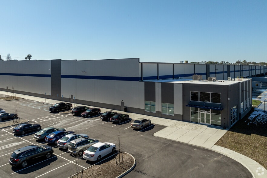 More Photos Of 271 Benton Road, Suffolk Distribution For Lease