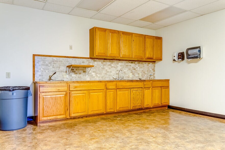 More Photos Of 2350 Valley View Ln, Dallas Loft Creative Space For Lease