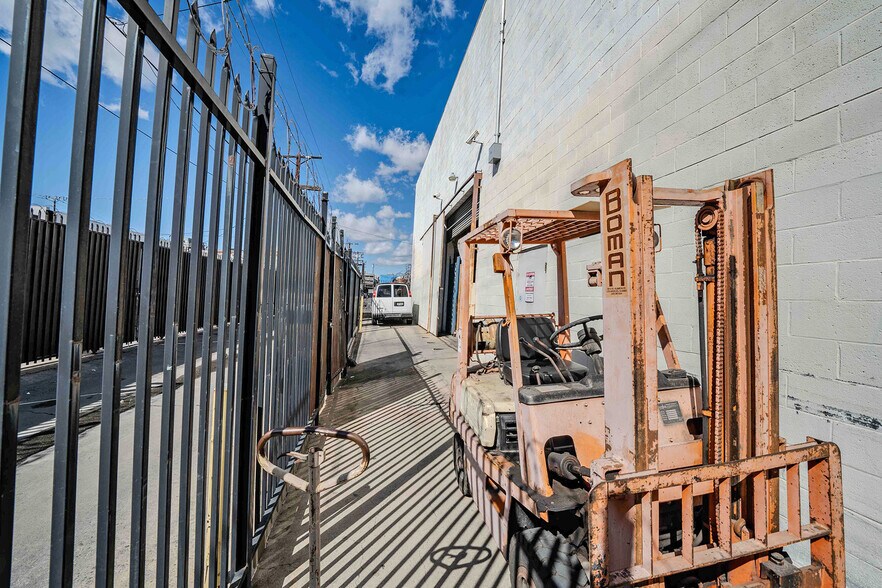 More Photos Of 1120 E 11th St, Los Angeles Showroom For Sale