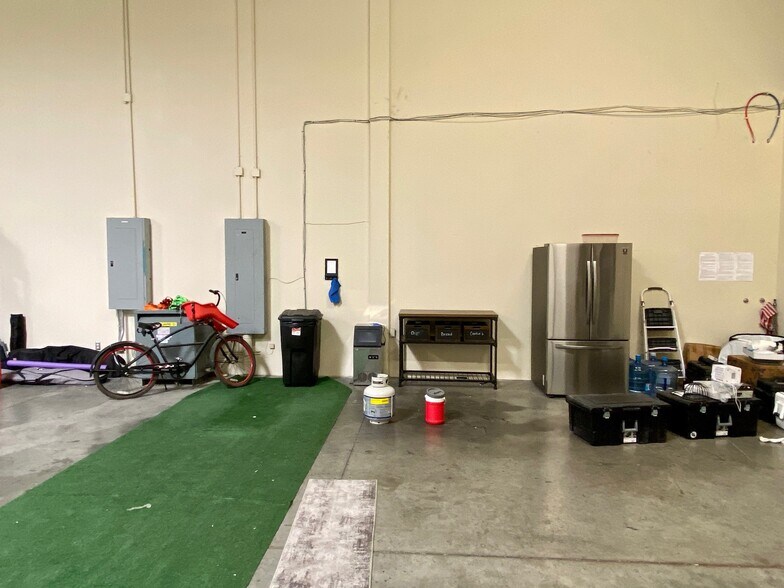 More Photos Of 28303-28319 W Industry Dr, Valencia Warehouse For Lease