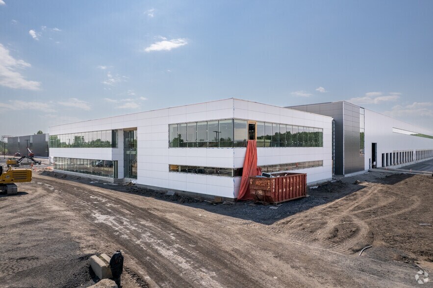 Primary Photo Of 1500 Ch De Service, Saint-philippe Distribution For Lease