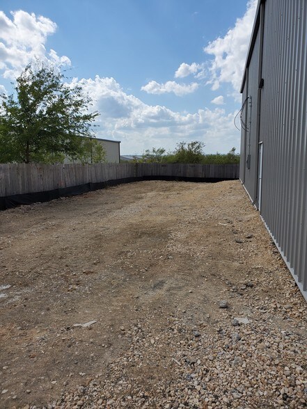 More Photos Of 641 Commercial Dr, Buda Warehouse For Lease