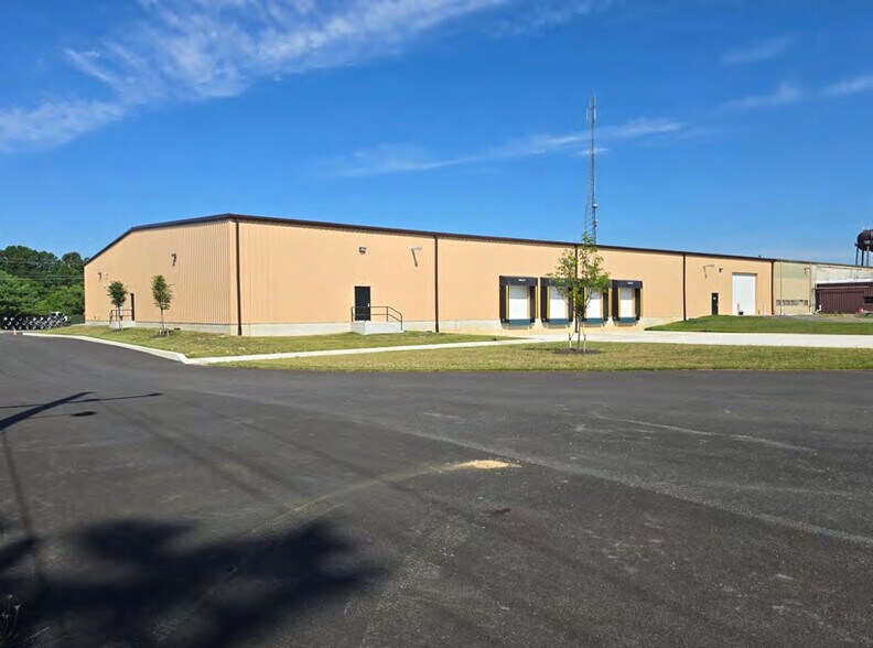 More Photos Of 701-703 Industrial Dr, Middletown Manufacturing For Lease