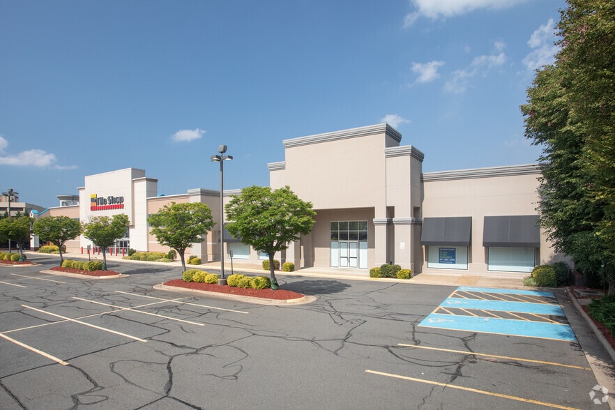 More Photos Of 8520 Leesburg Pike, Vienna General Retail For Lease