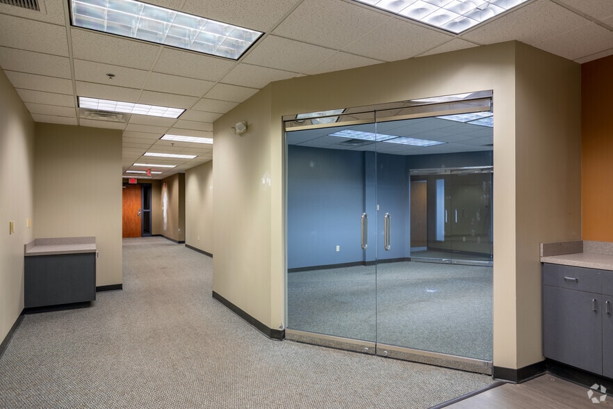 More Photos Of 10401 Linn Station Rd, Louisville Office For Lease