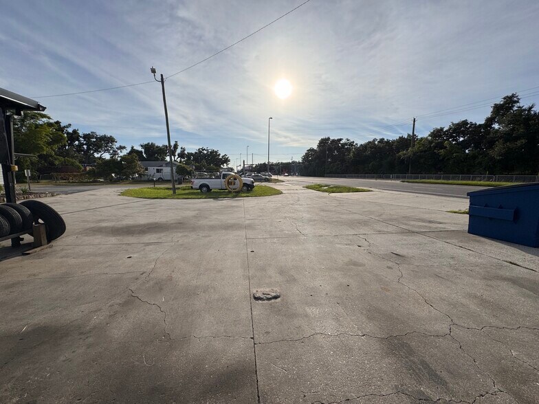 More Photos Of 6301 Causeway Blvd, Tampa Auto Repair For Lease