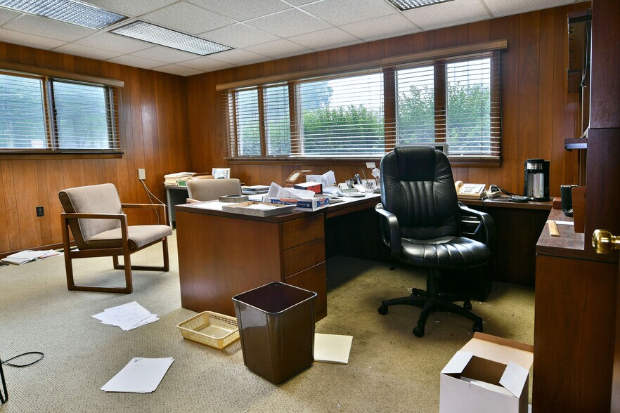 More Photos Of 696 Valley View Dr, Brookfield Office For Sale