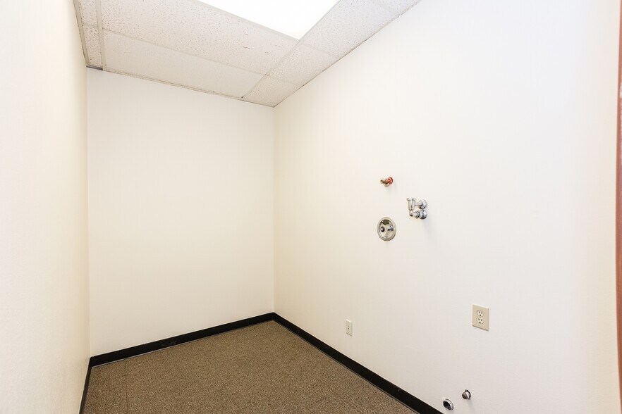 More Photos Of 2025 Wheaton Way, Bremerton Office For Sale