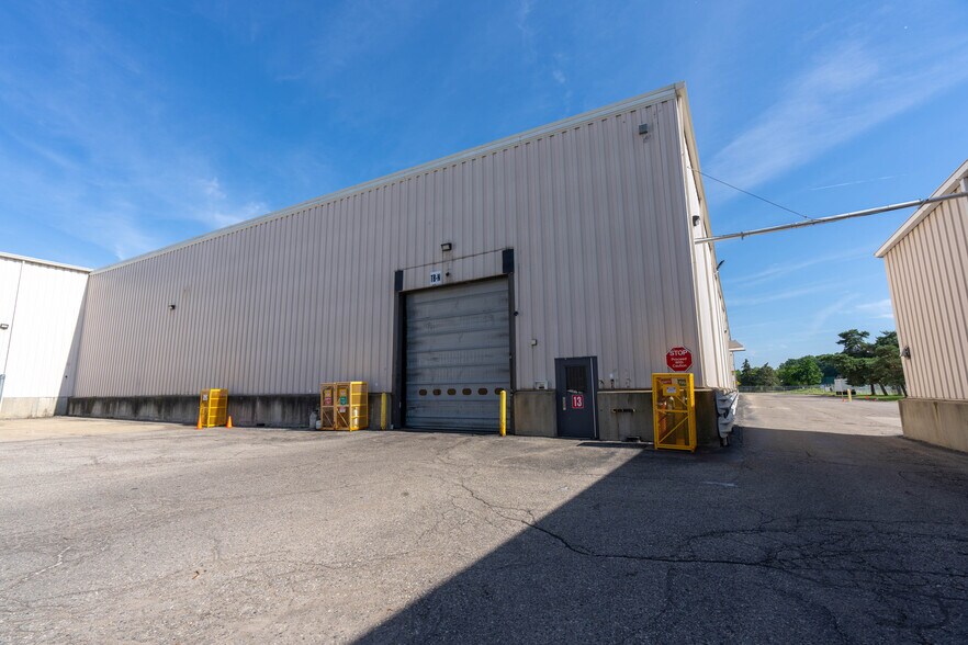 More Photos Of 5400 Perry Dr, Waterford Distribution For Lease