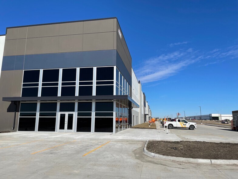 More Photos Of 128th St And Meredith Dr, Urbandale Warehouse For Lease