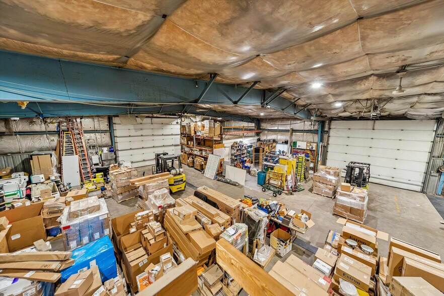 More Photos Of 1301 NE 56th St, Pleasant Hill Light Distribution For Sale