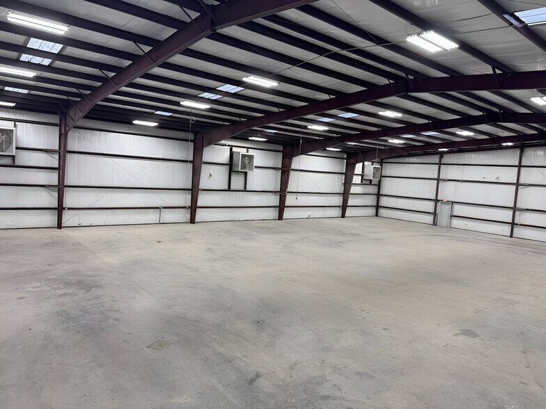 More Photos Of 4006 W Crest Ave, Tampa Industrial For Lease