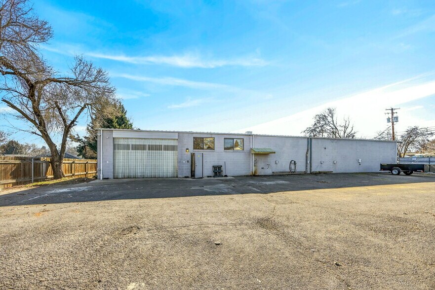 More Photos Of 3100 Merriman Rd, Medford Light Distribution For Sale