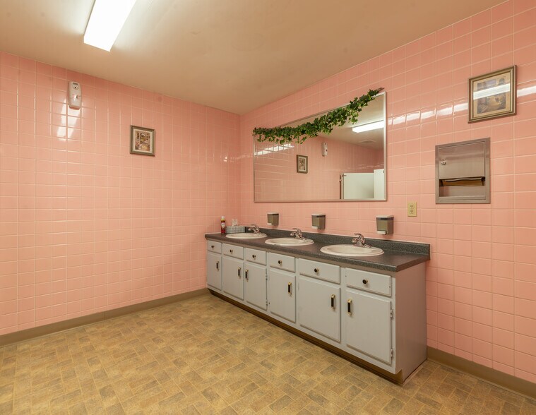 More Photos Of 210 W Spring St, Freeport Office For Sale