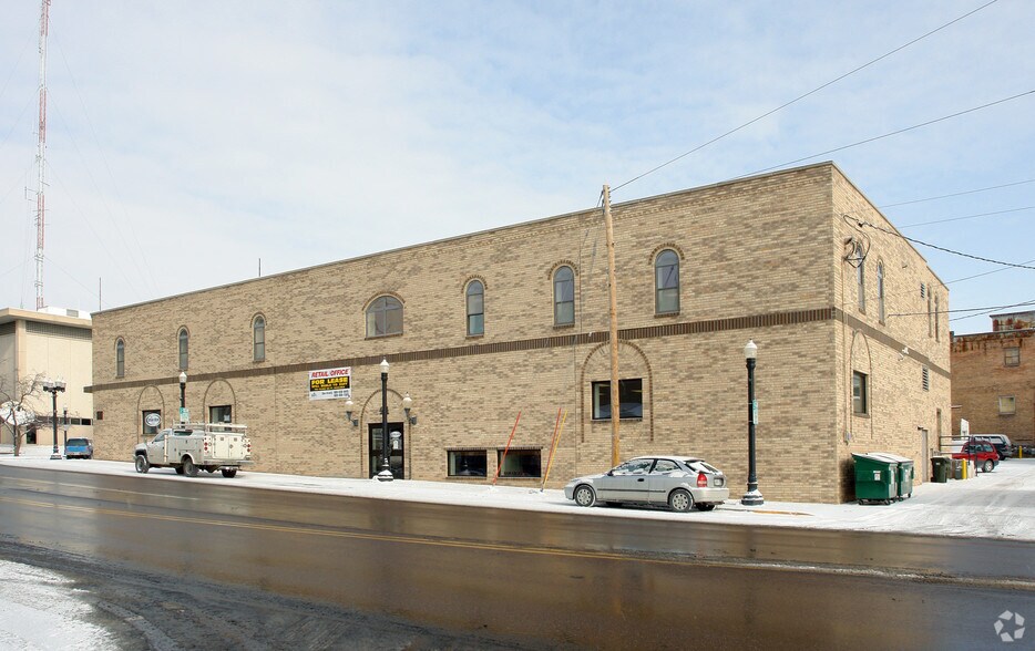 More Photos Of 414 Broadway St, Baraboo Storefront Retail Office For Lease