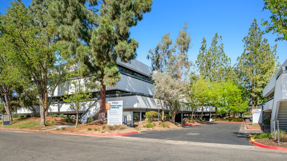 More Photos Of 1680 W Shaw Ave, Fresno Unknown For Lease