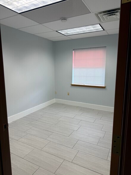 More Photos Of 1542 Industrial Dr, Shawano Showroom For Lease