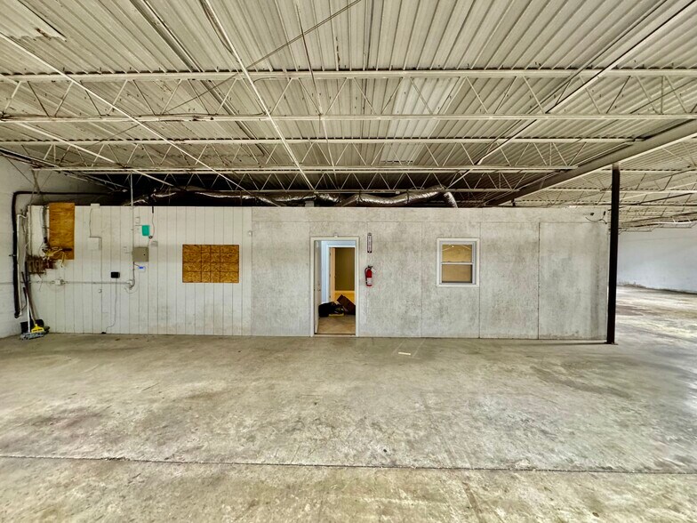 More Photos Of 6190 Old Mendenhall Rd, High Point Warehouse For Lease