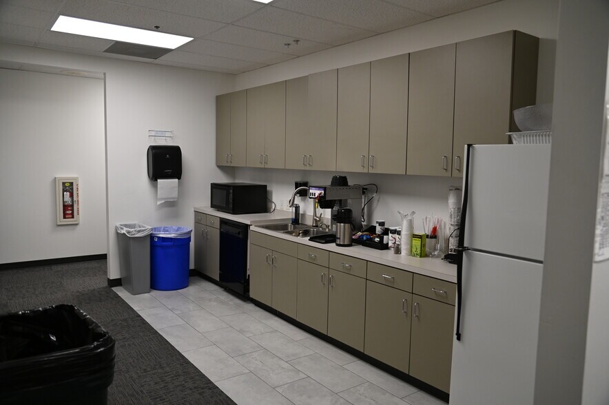 More Photos Of 8640 N Eldridge Pky, Houston Flex For Lease