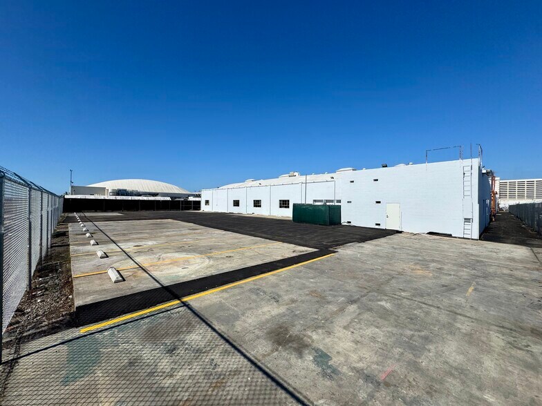 More Photos Of 5400 W 104th St, Los Angeles Manufacturing For Lease