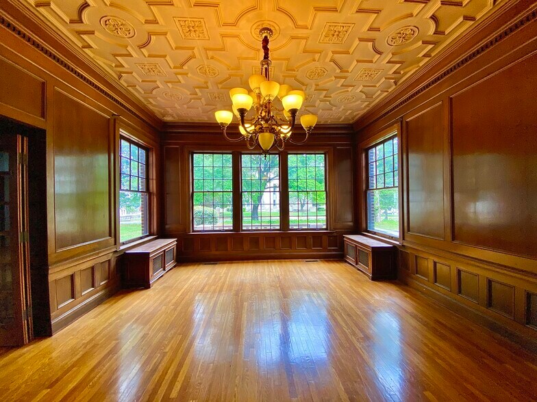 More Photos Of 219 N Broadway St, Tupelo General Retail For Lease