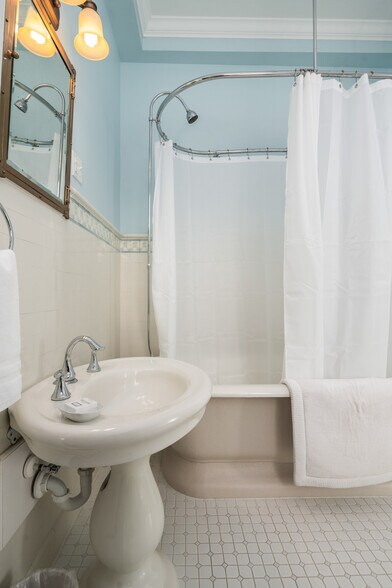 More Photos Of 738 E Main St, Belhaven Hotel For Sale