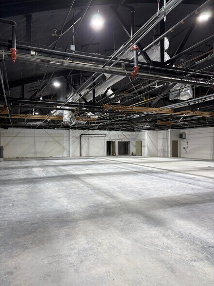 More Photos Of 6620 W Dakin St, Chicago Warehouse For Lease