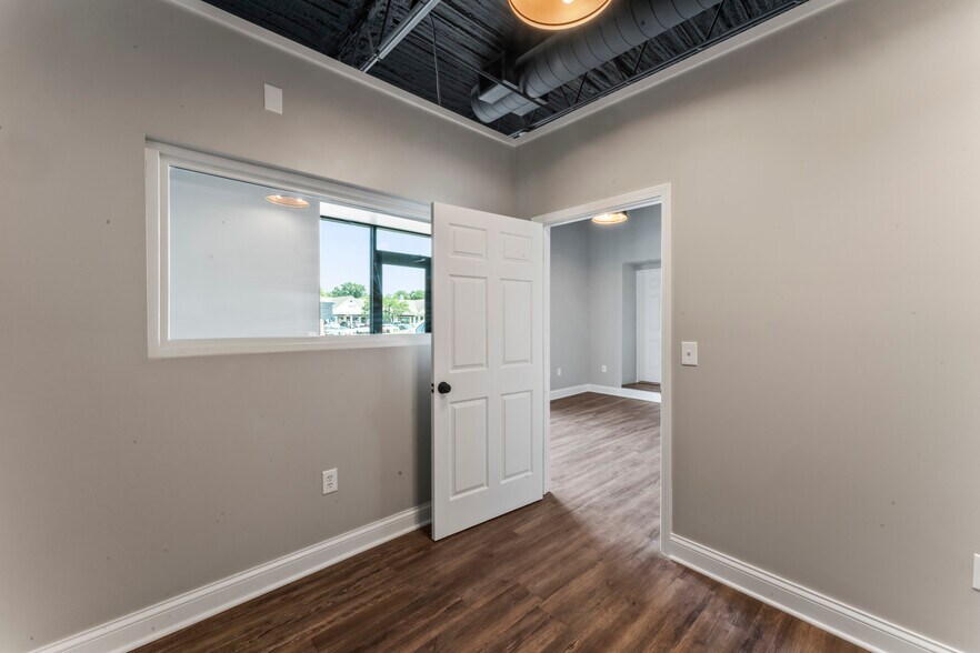 More Photos Of 7801-7811 Shawnee Mission Pky, Overland Park Freestanding For Lease