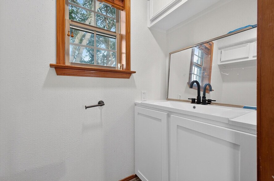 More Photos Of 10706 Gaston Rd, Katy Specialty For Lease