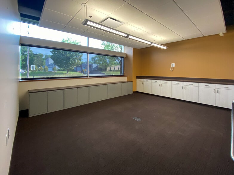 More Photos Of 2140 Oak Industrial Dr NE, Grand Rapids Manufacturing For Lease