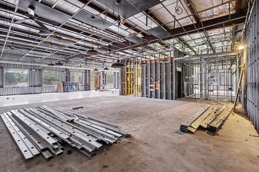 More Photos Of 470 This Way St, Lake Jackson General Retail For Lease