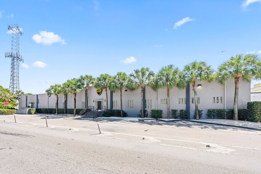 More Photos Of 2500 NW 39th St, Miami Light Distribution For Sale
